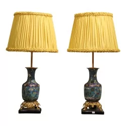 пара синих перегородчатых ваз с цветочным орнаментом и