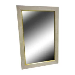 个白色和金色长方形镜子。