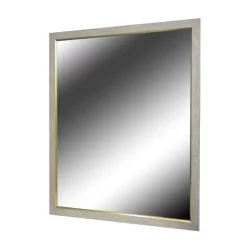 Miroir rectangulaire blanc et doré.