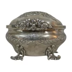 Boîte ovale en argent 900 ciselé avec décor floral et pieds
