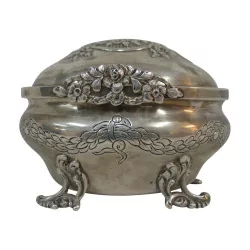 Oval box in chiselled 900 silver with floral decoration and …