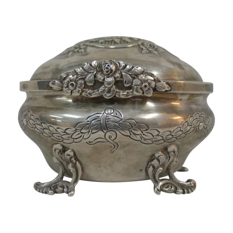Boîte ovale en argent 900 ciselé avec décor floral et pieds - Moinat - Argenterie