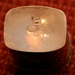 Прямоугольная шкатулка из чеканного серебра. (27г). Голландия, 19 …