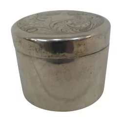 Cylindrical silver box with lid engraved with foliage,