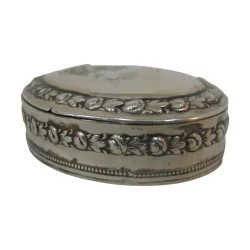 Ovale Silberdose mit gemeißeltem Blumendekor. (31gr). Ära …