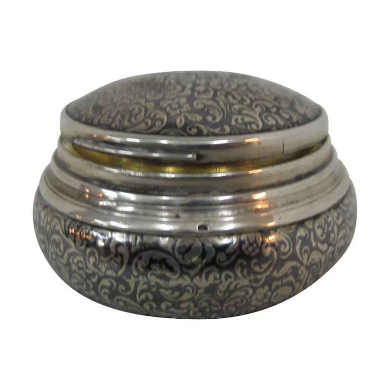 个银色粉盒，镶有 niello 装饰，内部为…… - Moinat - 银