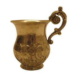 个带有轮廓分明的银色手柄的杯子。 1851 年左右的波兰。