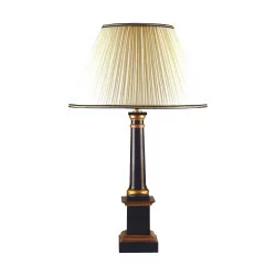 „Flambert“-Lampe aus schwarzem und goldenem Holz mit cremefarbenem Schirm.