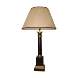 Lampe aus weinrotem und goldenem Holz mit Lampenschirm