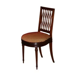 комплект из 4 стульев из красного дерева с плетеным сиденьем и спинкой.