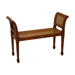 个英式缎面长椅，带彩绘装饰、座椅和侧面