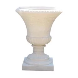 对 Medici 花瓶，镶嵌在 Semond 石雕中。