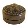 Boîte à pilules ronde en argent avec décor sur le couvercle. … - Moinat - Argenterie