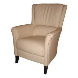 白色皮革“Laura”扶手椅，深棕色桌腿。