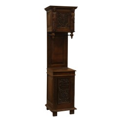 Buffet étroit et haut de style Renaissance en noyer.  Epoque …
