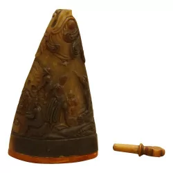 Jagdflasche aus geschnitztem Horn mit verschiedenen Szenen und …
