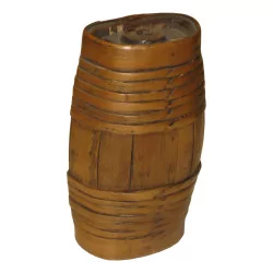 Small oval liqueur barrel in light wood and rushes, one side …