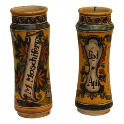 Paar Apothekergläser „Albarello“ gelb hinterlegt …
