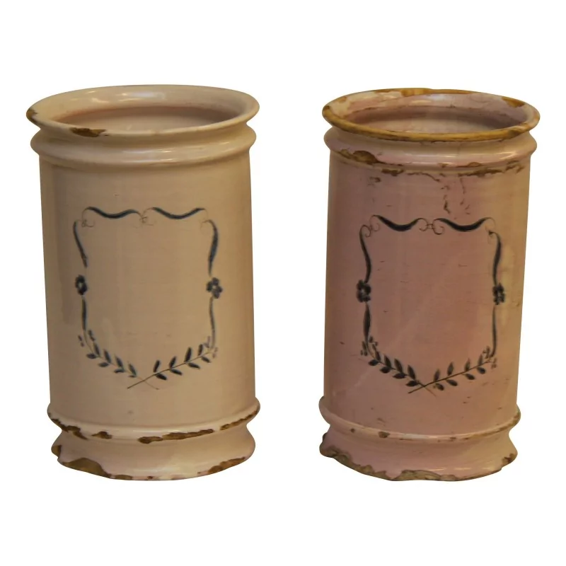 Pair of earthenware pharmacy jars (1x white and 1x rosé), - Moinat - Chinaware, Porcelain