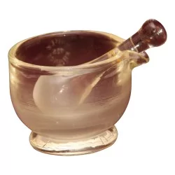 Mortier de pharmacie en verre avec son pilon (recollé). Epoque