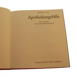 Livre de pharmacie “ApothekengefäBe”, daté de 1980. Epoque : …