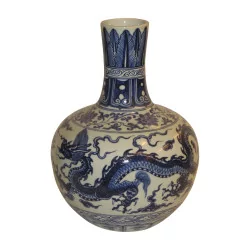 Vase col droit "Dragon", colori bleu sur fond blanc.