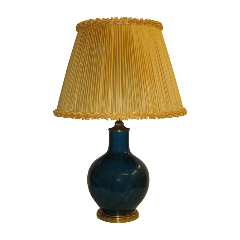 Vase en porcelaine bleu monté en lampe abat-jour jaune et … - Moinat - Lampes de table