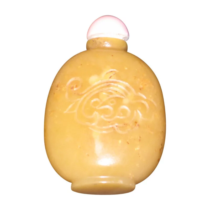 Snuff bottle in honey jade, engraved decorations of chilong and … - Moinat - Decorating accessories