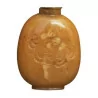 Snuff bottle in honey jade, engraved decorations of chilong and … - Moinat - Decorating accessories