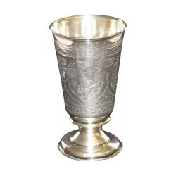 silver tumbler on pedestal (103g), with chiseled decoration of