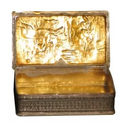 Boite en argent (154 gr) avec intérieur en vermeil, à décor au