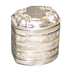 Tabatière en argent (17 gr), à décor au repoussé de motifs