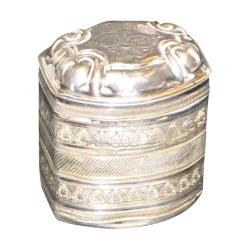 silver snuffbox (17g), decorated with repoussé motifs …