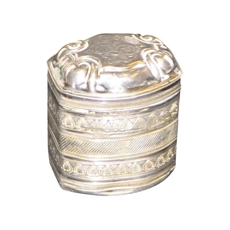 Tabatière en argent (17 gr), à décor au repoussé de motifs - Moinat - Argenterie