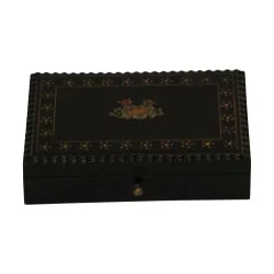 黑色漆木刺绣工具盒，带有精致的……
