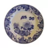 Assiette en porcelaine dessin bleu et fond blanc. … - Moinat - Porcelaine