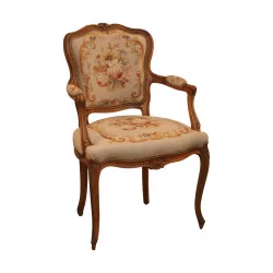 路易十五风格扶手椅，采用雕刻模压木材制成，配有软垫……