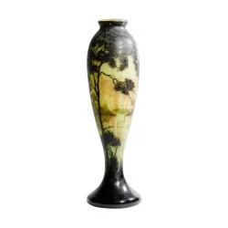 个黄色玻璃花瓶，内衬棕色，酸蚀，形状……