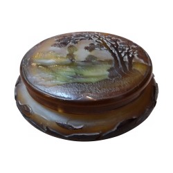 个圆形酸蚀玻璃糖果盒，饰有……