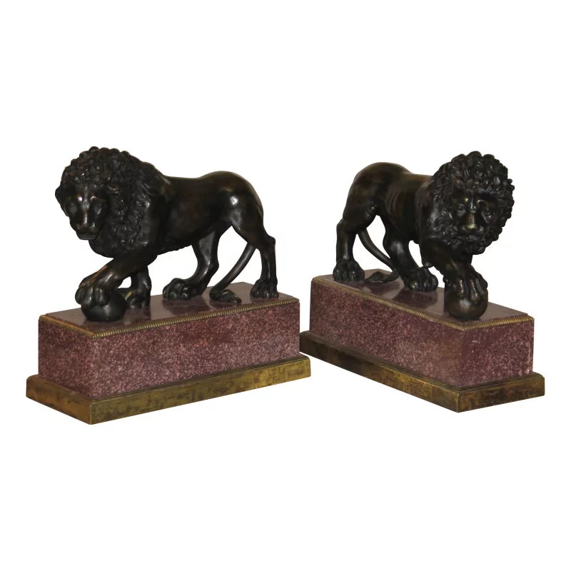 Paire de lions en bronze avec socle en porphyre, roche … - Moinat - Bronzes