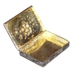 Tabatière en argent 800 (95 gr) avec sur le dessus un bouquet