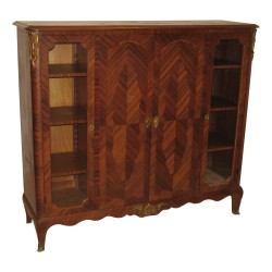 Vitrine en bois de rose marqueté avec 4 portes dont 2 avec …