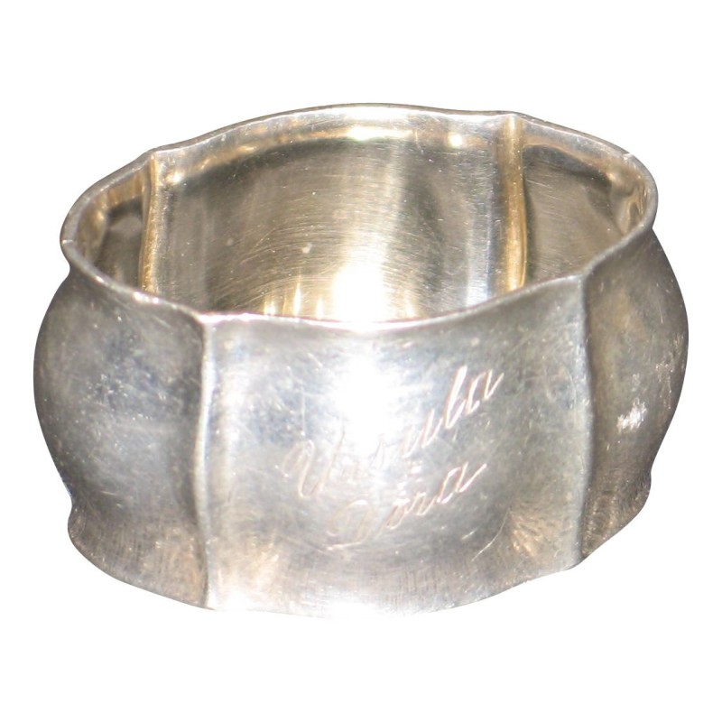 Rond de serviette avec inscription "Ursula Dora" en argent 830 - Moinat - Argenterie Rond de serviette avec inscription "Ursula Dora" en argent 830 - Moinat - Argenterie