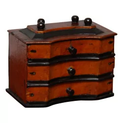 个带 3 个抽屉的 Brienz 微型抽屉柜。时期：19世纪