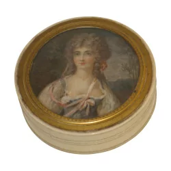 Round tortoiseshell and ivory box with character on the