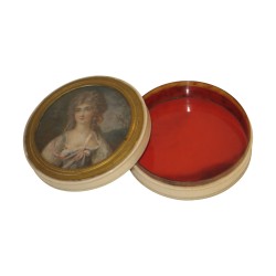 Round tortoiseshell and ivory box with character on the