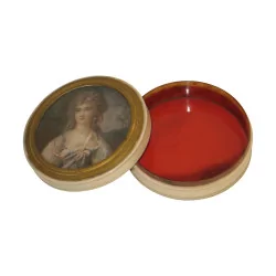 Round tortoiseshell and ivory box with character on the