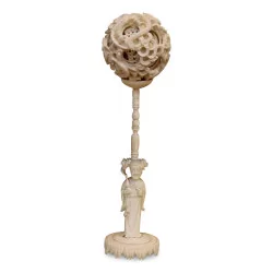 Important Canton ball in carved ivory, decorated support