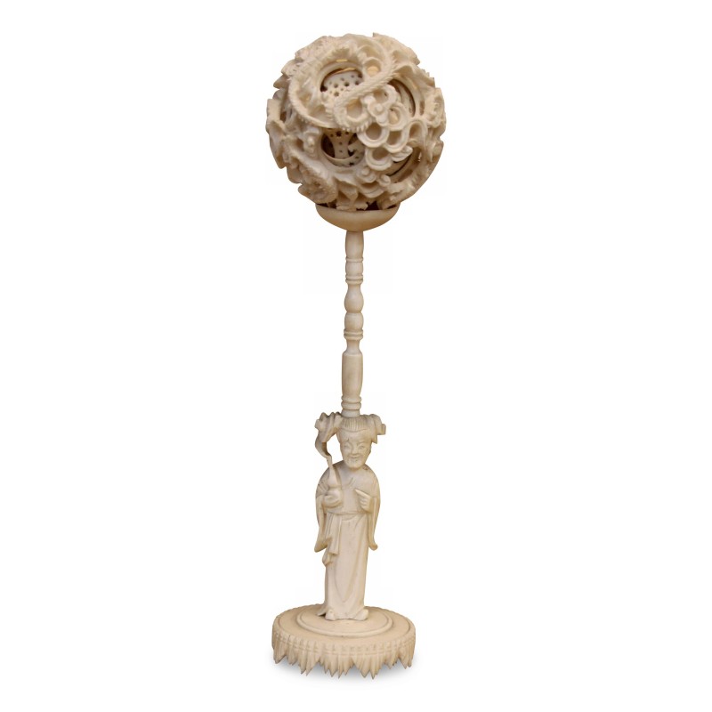 Importante boule de Canton en ivoire sculpté, support décoré - Moinat - Accessoires de décoration Importante boule de Canton en ivoire sculpté, support décoré - Moinat - Accessoires de décoration