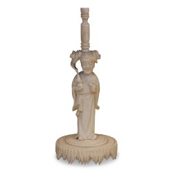 Importante boule de Canton en ivoire sculpté, support décoré